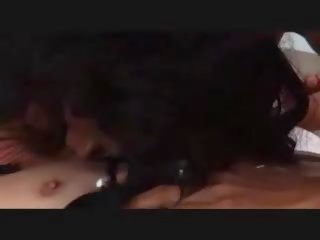 Смаглява фам fatale має її перший міжрасовий статтєві зв’язки досвід