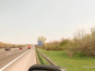Брюнетка скитник давайки bj и получаване на влагалище прикован