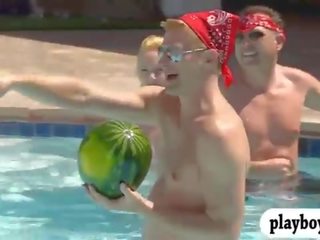 Свінгери має веселощі і оральний для дорослих кіно в плавальний басейн