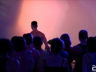Французька недосвідчена дівчинки обмацана по чоловік стриппер onstage