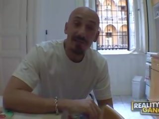 Badass голий брюнетка робить мінет і отримує кінчання на цицьки