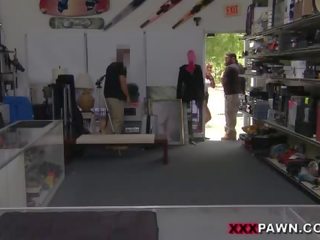 Glorious ウエートレス で ザ· pawnshop