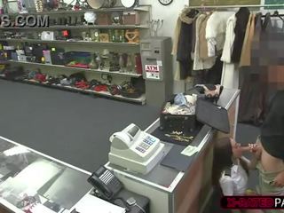 Розпусна і desirable латинка стюардеса selling a luggage отримує трахкав