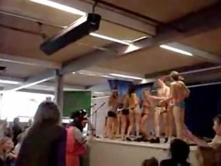 덴마크의 높은 학교 소녀 스트립 에 silkeborg gy