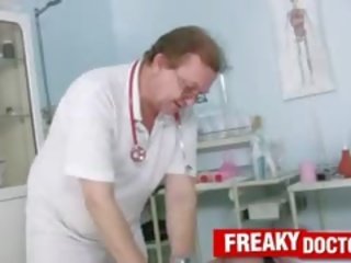 Мършав тийн ловък от на възраст гинекомастия лекар