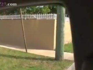 Два blackhair дівчинки смокче статевий член в машина