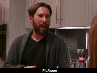 Filf - великий breasted крок молодий жінка любить скаче крок тато