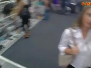 Голям плячка аматьори брюнетка seductress завинтва в на задна стаичка