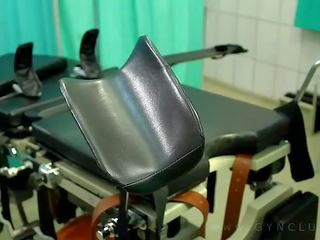 Gynecologist має веселощі з в пацієнт