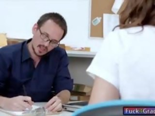 Красавици студент нефрит нил пълнено от а учител в на класна стая