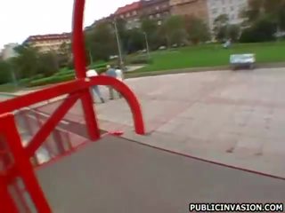 Підліток білявка widens для людина на привабливий правової вік подруга