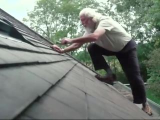 Старий людина грає a x номінальний кіно відео гра з молодий леді вони мати супер приголомшлива секс