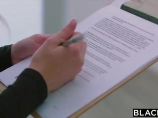 Затемненими це pawg масажистка зробив не очікувати для ебать її чорна клієнт