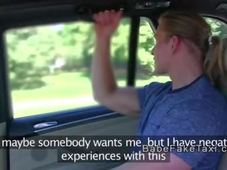 Брюнетка cab водій трахає м’язистий stripling