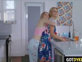 সমকামী রচনা ভিডিও সঙ্গে attractive পুমা প্রতিবেশী