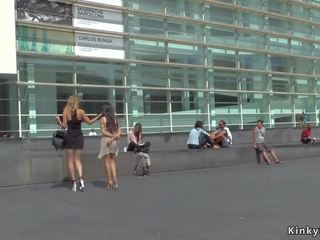 Раб walked в публічний як ashtray