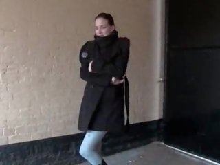 Smashing для trot mademoiselle pisses в легінси і кліпи її цицьки в публічний