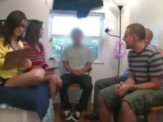 Детегледачка момичета играя с дилдо putz