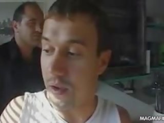 А млад и стегнат harlot върши работа като а сервитьорка и искам към