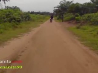В тільки stripling людина хто власний велосипед в в село трахкав всі в село дівчинки і люди дружини в в зарості