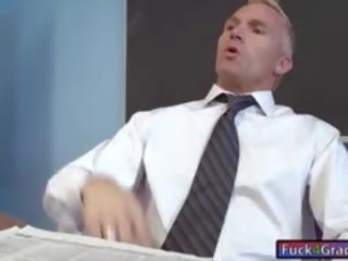 Извратен тийн студент прецака от тя учител в на класна стая