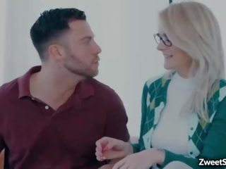 Sexually недосвідчений ботан seth gamble зрештою отримує для bust його nut усередині lisey солодка підліток манда і pleads для його для сперма усередині її.
