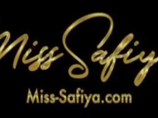 বিশাল আবলুস চোট চুলের মেয়ে এবং পেট button - প্রিভিউ