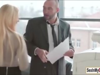 Грудаста секретарка kyra заповнений з сперма