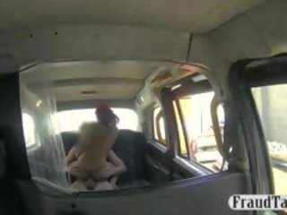 Малък цици мулатки пробити от fraud шофьор в на задна седалка