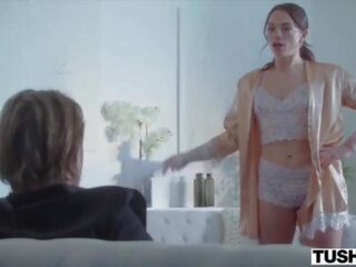 Tushy крихітна софія отримує schooled в анал по її specialist