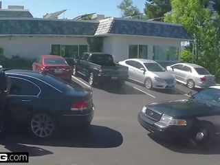 Спіймана на cctv! дружина відстій від поліцейський для отримати її чоловік від