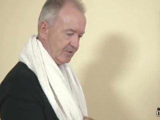Підліток з привабливий смокче губи трахає дідусь жорсткий і отримує кінчання на обличчя кінчання