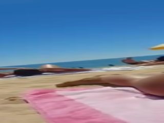 Откровен превъзходен брюнетка госпожица съвършен дупе tanning при на плаж
