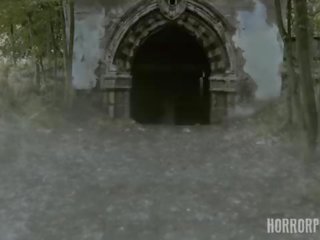 Horrorporn 年轻 女士 扭曲 在 unnatural 职位
