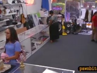 Отчаян примадона продава teapot и удряха в на задна стаичка