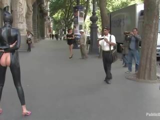 Sensational час для уява жінка усередині латекс не далеко від багато задоволення