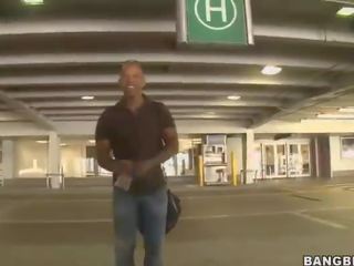 Дивна білявка підліток jumps на великий чорна дзьоб в задній двір