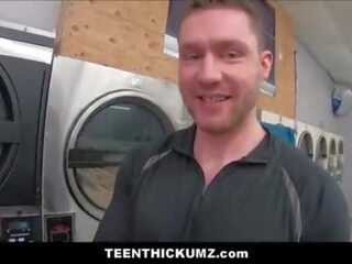 Аматьори черни тийн thickum прецака от бял приятелю непознат в laundromat