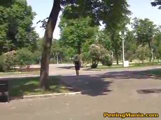 Пикая място върху на бял панталони