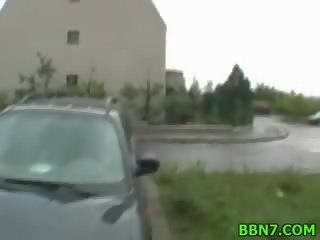 Неизплатен млад жена получава прецака кучешки