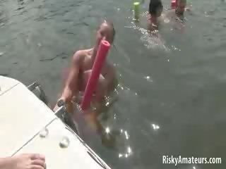 Привабливий дівчинки наступний двері отримувати всі вологий і палкий в в вода