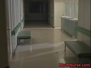 Що молодий леді є кокетливий панчохи роздягатися