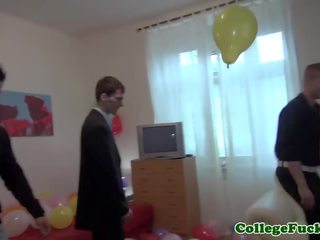 Европейски колеж момиче jizzed при тя парти
