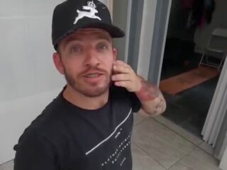Pitoco chegou junto га ninfeta e quer meter o ferro