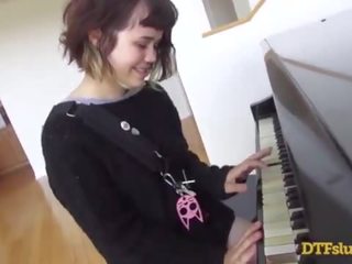 Yhivi клипове край пиано умения followed от груб ххх клипс и изпразване над тя лице! - featuring: yhivi / джеймс deen
