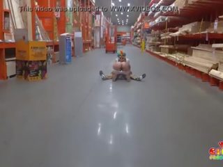 Блазень отримує укол висмоктаний в в додому depot