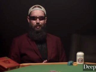 Deeper&period; gambler bets його beguiling дружина в високий stake гра