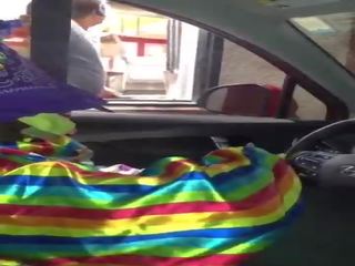 Блазень отримує manhood висмоктаний в той час як ordering їжа