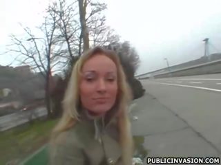 Ціпонька скаче член секс кліп