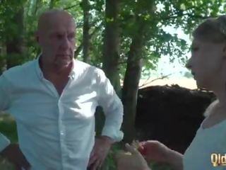 Старий youngsters трахає підлітковий вік хардкор ends з a вологий кінчання в рот